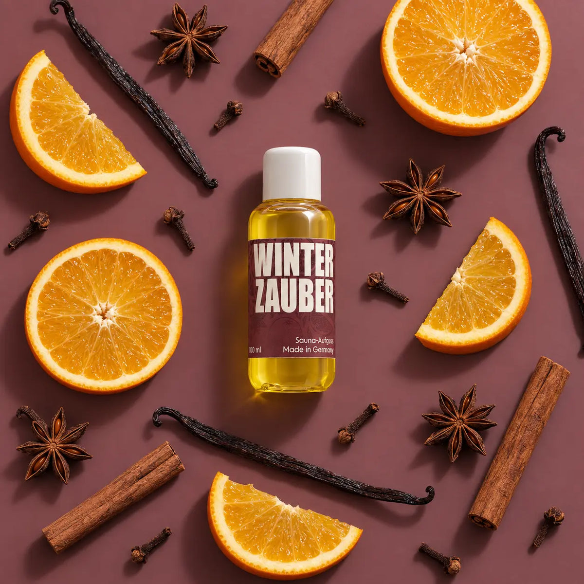 kaisa WINTERZAUBER Saunaaufguss, 100-ml-Flasche mit Orangenscheiben und Gewürzen auf braunem Hintergrund