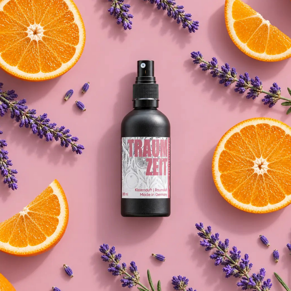 kaisa TRAUMZEIT Kissen- und Raumduft, 100-ml-Sprühflasche mit Lavendel und Orangenscheiben auf rosafarbenem Hintergrund