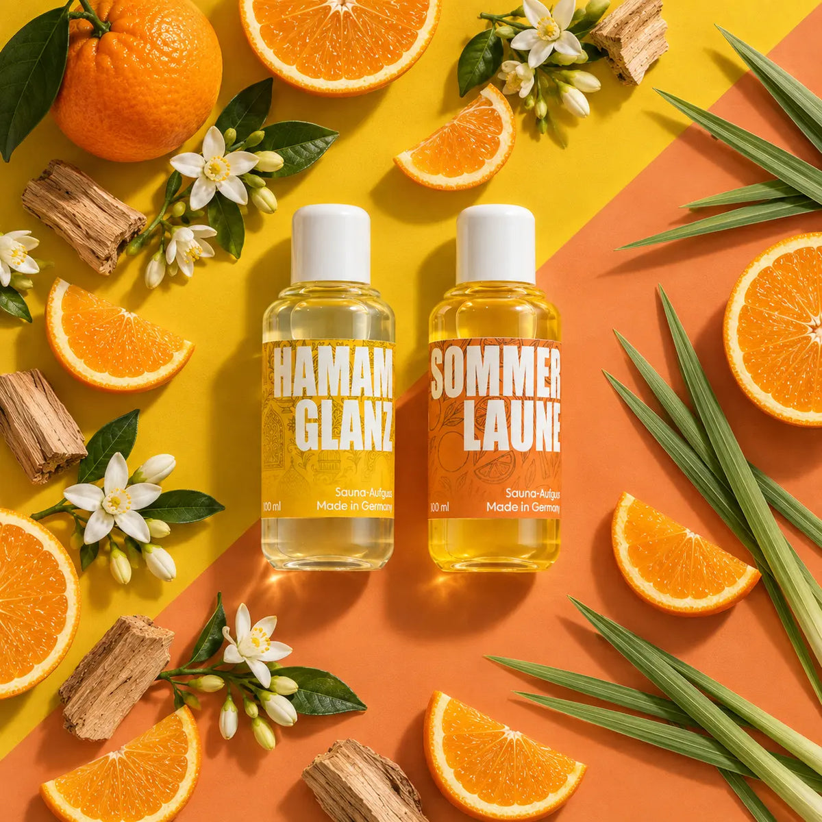 kaisa HAMAMGLANZ und SOMMERLAUNE, zwei 100-ml-Saunaaufgüsse mit Orangen, Blüten, Holzstücken und grünen Halmen auf gelb-orangefarbenem Hintergrund